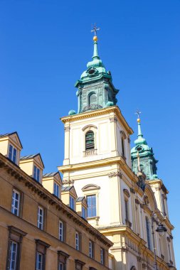 Eski kasaba meydanında Varşova güneşli bir gün