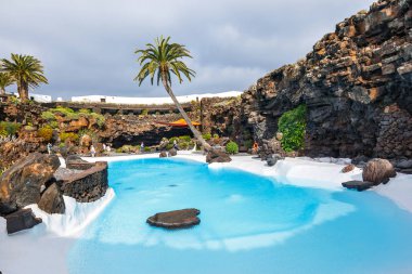 Lanzarote, İspanya - 29 Şubat 2017: insanlar volkanik mağarada Jameos del Agua, Lanzarote, Kanarya Adaları, İspanya ziyaret