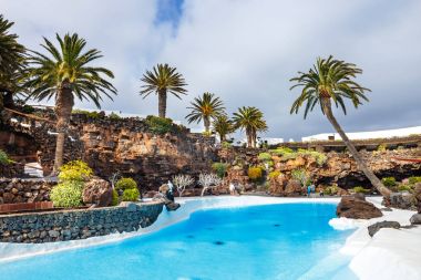 Lanzarote, İspanya - 29 Şubat 2017: insanlar volkanik mağarada Jameos del Agua, Lanzarote, Kanarya Adaları, İspanya ziyaret