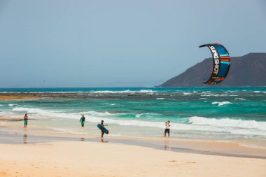 Corralejo, Fuerteventura, 01 Nisan 2017: Bilinmeyen kitesurfers Corralejo, Fuerteventura, Kanarya Adaları, İspanya bir plajda
