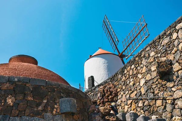 Windmühle auf blauem Himmelshintergrund im Kakteengarten, Guatiza Dorf, Lanzarote, Kanarische Inseln — Stockfoto