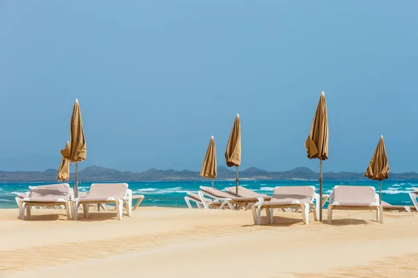 Praia ensolarada em Corralejo, Fuerteventura, Ilhas Canárias, Espanha — Fotografia de Stock