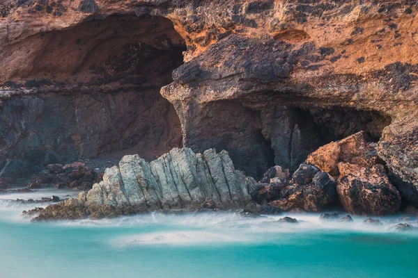 Höhlen in der Nähe eines Dorfes auf Fuerteventura, Spanien. Langzeitbelichtung — Stockfoto