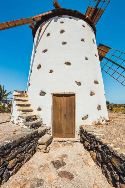 Traditionele witte stenen windmolen op Fuerteventura, Canarische eilanden, Spanje — Stockfoto