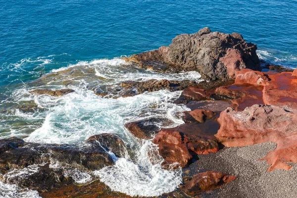 Costa vulcanica con oceano ondulato e cielo blu, isola di Lanzarote, Spagna — Foto Stock