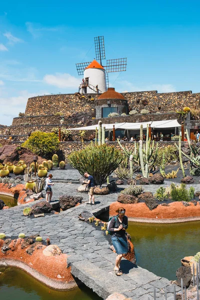 LANZAROTE - 29 de marzo de 2017: Vista del jardín de cactus en Guatiza, atracción popular en Lanzarote, Islas Canarias — Foto de Stock