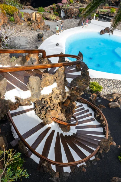 Lanzarote, España - 29 de marzo de 2017: Personas que visitan la cueva volcánica en Jameos del Agua, Lanzarote, Islas Canarias, España —  Fotos de Stock