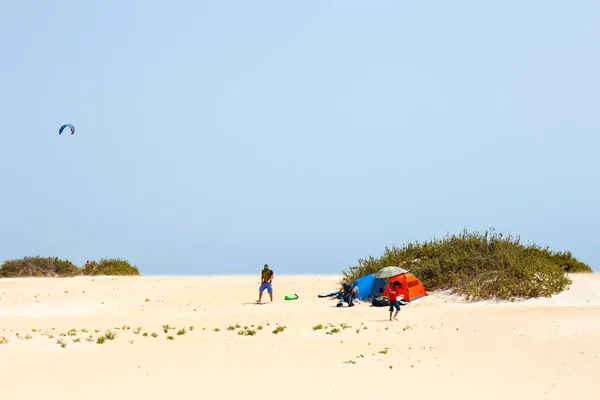 Corralejo, Fuerteventura, 01 Nisan 2017: Bilinmeyen insanlar bir plajda Corralejo, Fuerteventura, Kanarya Adaları, İspanya — Stok fotoğraf