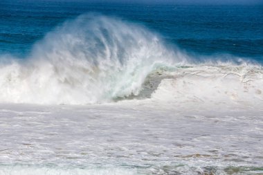 Fuerteventura Island, İspanya El Cotillo köyde sahilde aşağı mavi dalga çöküyor