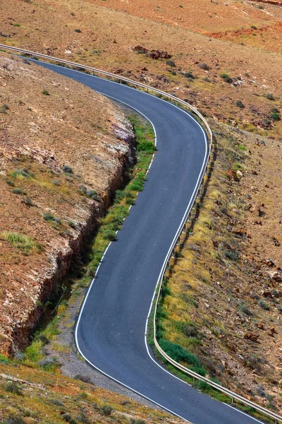 Carretera en las montañas de Betancuria en la parte sur de la isla canaria Fuerteventura, España — Foto de Stock