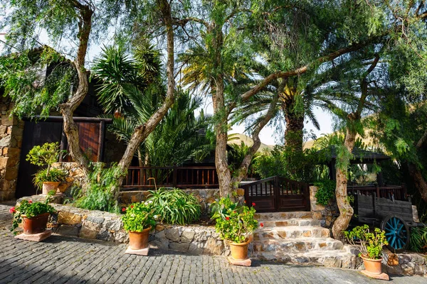 Zentraler platz in betancuria dorf auf fuerteventura, spanien — Stockfoto