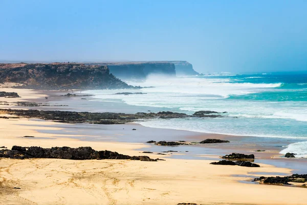 Praia em El Cotillo aldeia em Fuerteventura ilha, Espanha — Fotografia de Stock