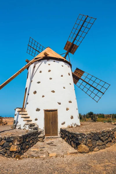 Traditionell vit steniga väderkvarn på Fuerteventura, Kanarieöarna, Spanien — Stockfoto