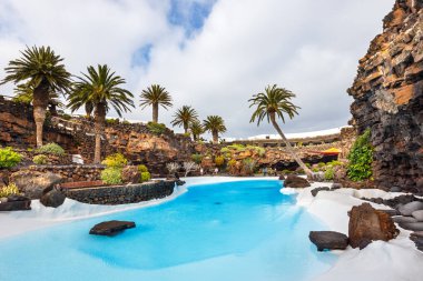 Lanzarote, İspanya - 29 Şubat 2017: insanlar volkanik mağarada Jameos del Agua, Lanzarote, Kanarya Adaları, İspanya ziyaret