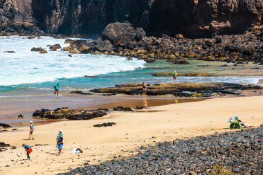 El Cotillo, Fuerteventura, İspanya, 03 Nisan 2017: Bilinmeyen insanlar Fuerteventura Island, İspanya El Cotillo köyünde bir plajda