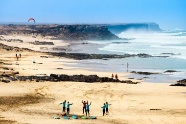 El Cotillo, Fuerteventura, İspanya, 03 Nisan 2017: Bilinmeyen kitesurfers Fuerteventura Island, İspanya El Cotillo köyünde bir plajda