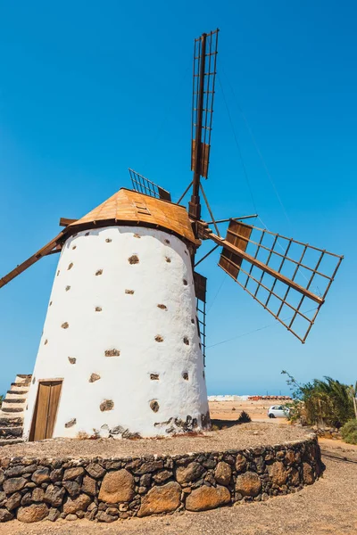 Tradiční bílá kamenité větrný mlýn v Fuertaventura, Kanárské ostrovy, Španělsko — Stock fotografie