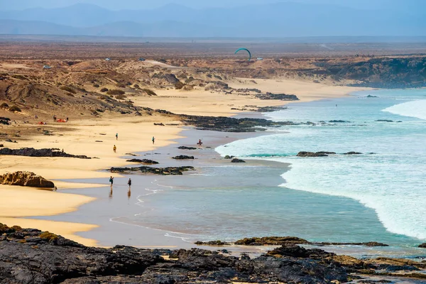 El Cotillo, Fuerteventura, Espanha, 03 de abril de 2017: Pessoas desconhecidas em uma praia na aldeia de El Cotillo, na ilha de Fuerteventura, Espanha — Fotografia de Stock