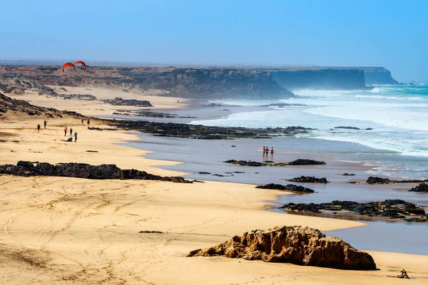 El Cotillo, Fuerteventura, Spain, April 03, 2017: Unknown people on a beach in El Cotillo village in Fuerteventura island, Spain — Stock Photo, Image