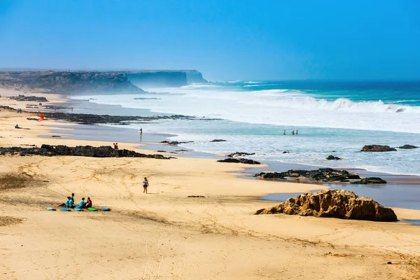 El Cotillo, Fuerteventura, İspanya, 03 Nisan 2017: Bilinmeyen insanlar Fuerteventura Island, İspanya El Cotillo köyünde bir plajda
