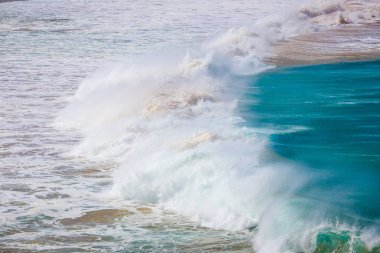 Fuerteventura Island, İspanya El Cotillo köyde sahilde aşağı mavi dalga çöküyor
