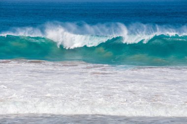 Fuerteventura Island, İspanya El Cotillo köyde sahilde aşağı mavi dalga çöküyor