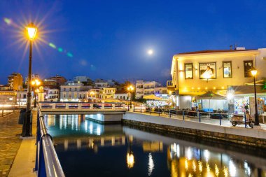Agios Nikolaos, Girit, Yunanistan - 08 Haziran 2017: Agios Nikolaos kasaba yaz akşam. Agios Nikolaos adada Crete, Yunanistan en turistik kentlerinden biridir.