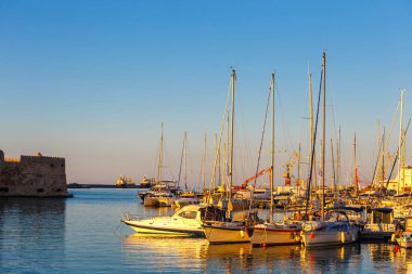Heraklion, Yunanistan, 10 Haziran 2017: Eski liman Kandiye balıkçı tekneleri ve marina sırasında alacakaranlık, Crete, Yunanistan