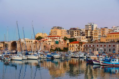 Heraklion, Yunanistan, 10 Haziran 2017: Eski liman Kandiye balıkçı tekneleri ve marina sırasında alacakaranlık, Crete, Yunanistan