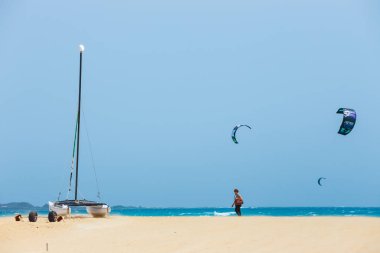 Corralejo, Fuerteventura, 01 Nisan 2017: Bilinmeyen kitesurfers Corralejo, Fuerteventura, Kanarya Adaları, İspanya bir plajda
