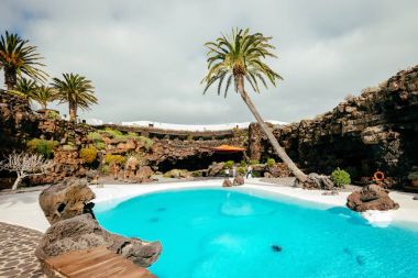 Lanzarote, İspanya - 29 Şubat 2017: insanlar volkanik mağarada Jameos del Agua, Lanzarote, Kanarya Adaları, İspanya ziyaret