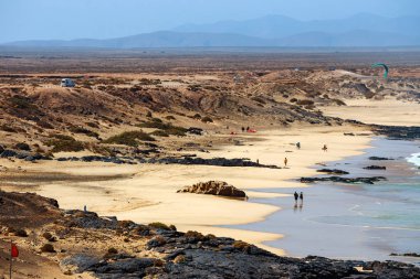 El Cotillo, Fuerteventura, İspanya, 03 Nisan 2017: Bilinmeyen insanlar Fuerteventura Island, İspanya El Cotillo köyünde bir plajda
