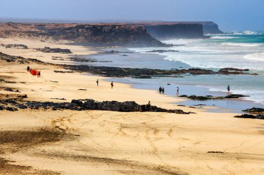 El Cotillo, Fuerteventura, İspanya, 03 Nisan 2017: Bilinmeyen insanlar Fuerteventura Island, İspanya El Cotillo köyünde bir plajda