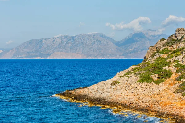 Güneşli bir gün, güzel deniz Yunan manzarası. Kuzey Girit, Agios Nikolaos doğusunda yer — Stok fotoğraf