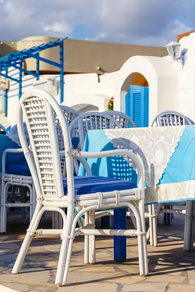 Witte en blauwe kleuren van traditionele Griekse taverne. Kreta, Griekenland — Stockfoto