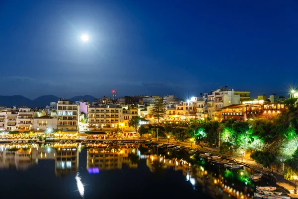 Agios Nikolaos, Kréta szigetén, a nyári estén, Görögország egyik legnagyobb turisztikai. — Stock Fotó