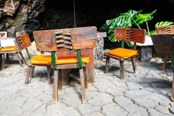 Столы и стулья в вулканической пещере в Jameos del Agua, Lanzarote, Канарские острова, Испания — стоковое фото