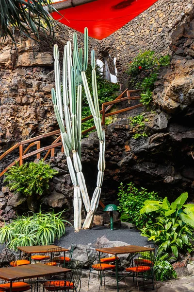 Tavoli e sedie in grotta vulcanica a Jameos del Agua, Lanzarote, Isole Canarie, Spagna — Foto Stock