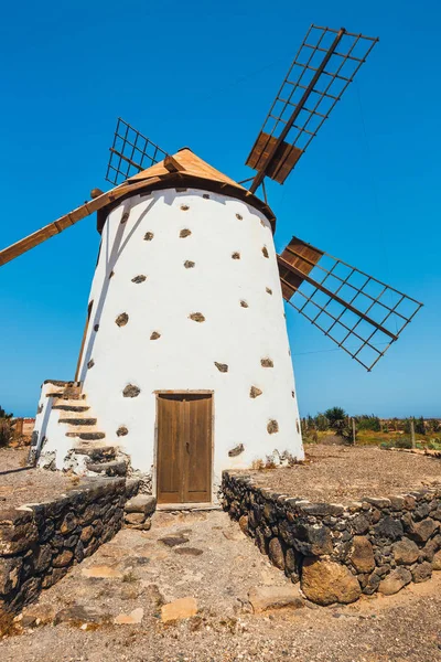 Traditionele witte stenen windmolen op Fuerteventura, Canarische eilanden, Spanje — Stockfoto