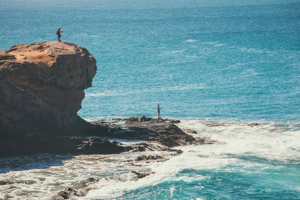 Costa vulcanica con oceano ondulato e cielo blu, isola di Lanzarote, Spagna — Foto Stock