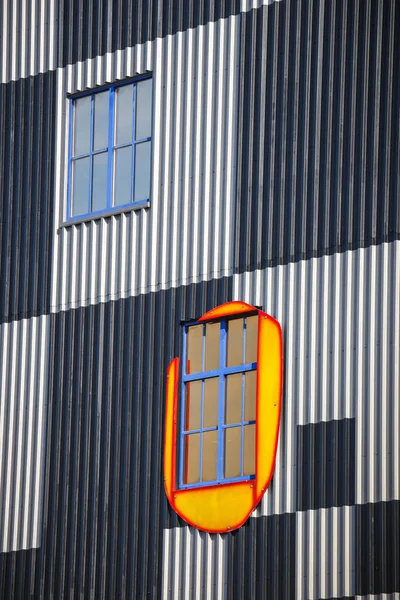 VIENNA, AUSTRIA - October 15, 2016: Detail facade of Spittelau waste incineration in Vienna, built by the famous Austrian architect Friedensreich Hundertwasser — Stock Photo, Image