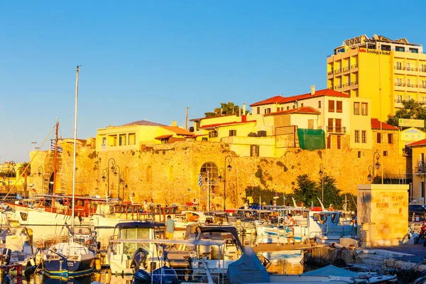 Heraklion, Grecia, 10 de junio de 2017: Antiguo puerto de Heraklion con barcos de pesca y puerto deportivo durante el crepúsculo, Creta, Grecia — Foto de Stock