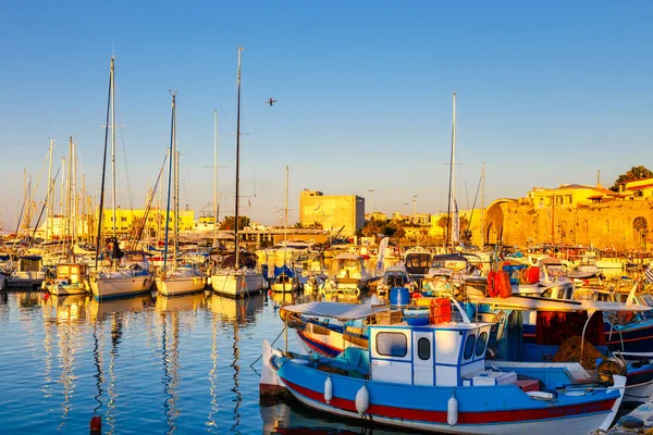 Heraklion, Grecja, 10 czerwca 2017 r.: Stary port w Heraklionie z łodzi rybackich i marina podczas zmierzchu, Kreta, Grecja — Zdjęcie stockowe