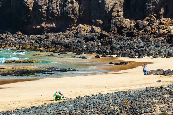 El cotillo, fuerteventura, spanien, 03. April 2017: Unbekannte an einem Strand im Dorf el cotillo auf der Insel Fuerteventura, Spanien — Stockfoto