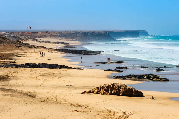 El Cotillo, Fuerteventura, Spain, April 03, 2017: Unknown people on a beach in El Cotillo village in Fuerteventura island, Spain — Stock Photo, Image