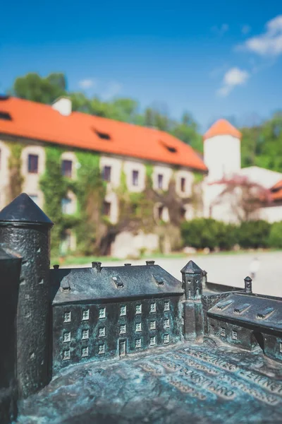 Pieskowa Skala, Pologne - 14 mai 2017 : Modèle du château de Pieskowa Skala avec de vrais bâtiments en arrière-plan, système Braille — Photo