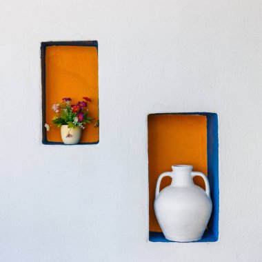 Beyaz duvar arka plan üzerinde Yunan Biberi seramik beyaz vazo