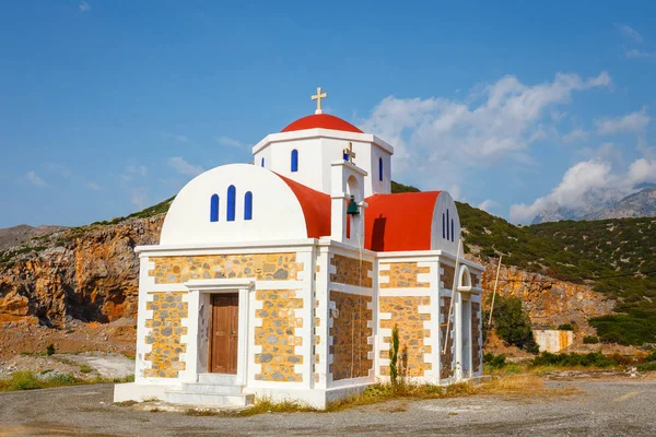 Schöne Kapelle an der Küste in der Nähe von Pacheia ammos auf Beton, Griechenland — Stockfoto