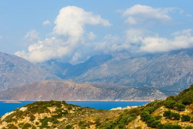 Güneşli bir gün, güzel deniz Yunan manzarası. Kuzey Girit, Agios Nikolaos doğusunda yer