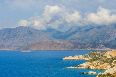 Güneşli bir gün, güzel deniz Yunan manzarası. Kuzey Girit, Agios Nikolaos doğusunda yer